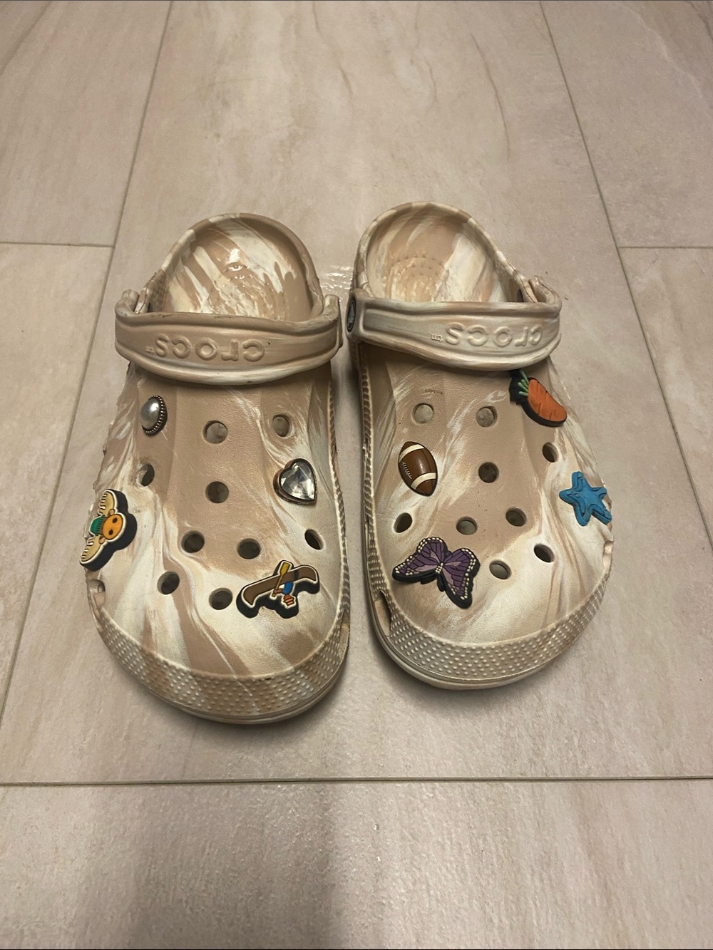 CROCS WOMEN’S 8 Tan and Cream marble.